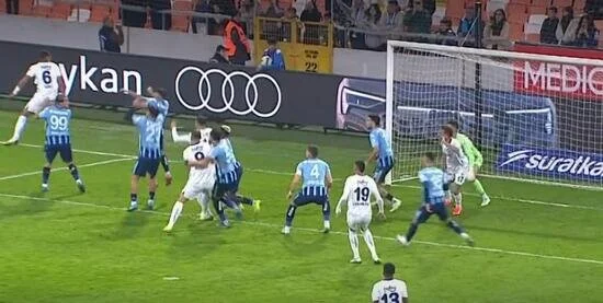Edin Dzeko'nun yerde kaldığı pozisyon