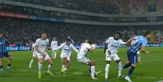 Adana Demirspor'un penaltı beklediği pozisyon